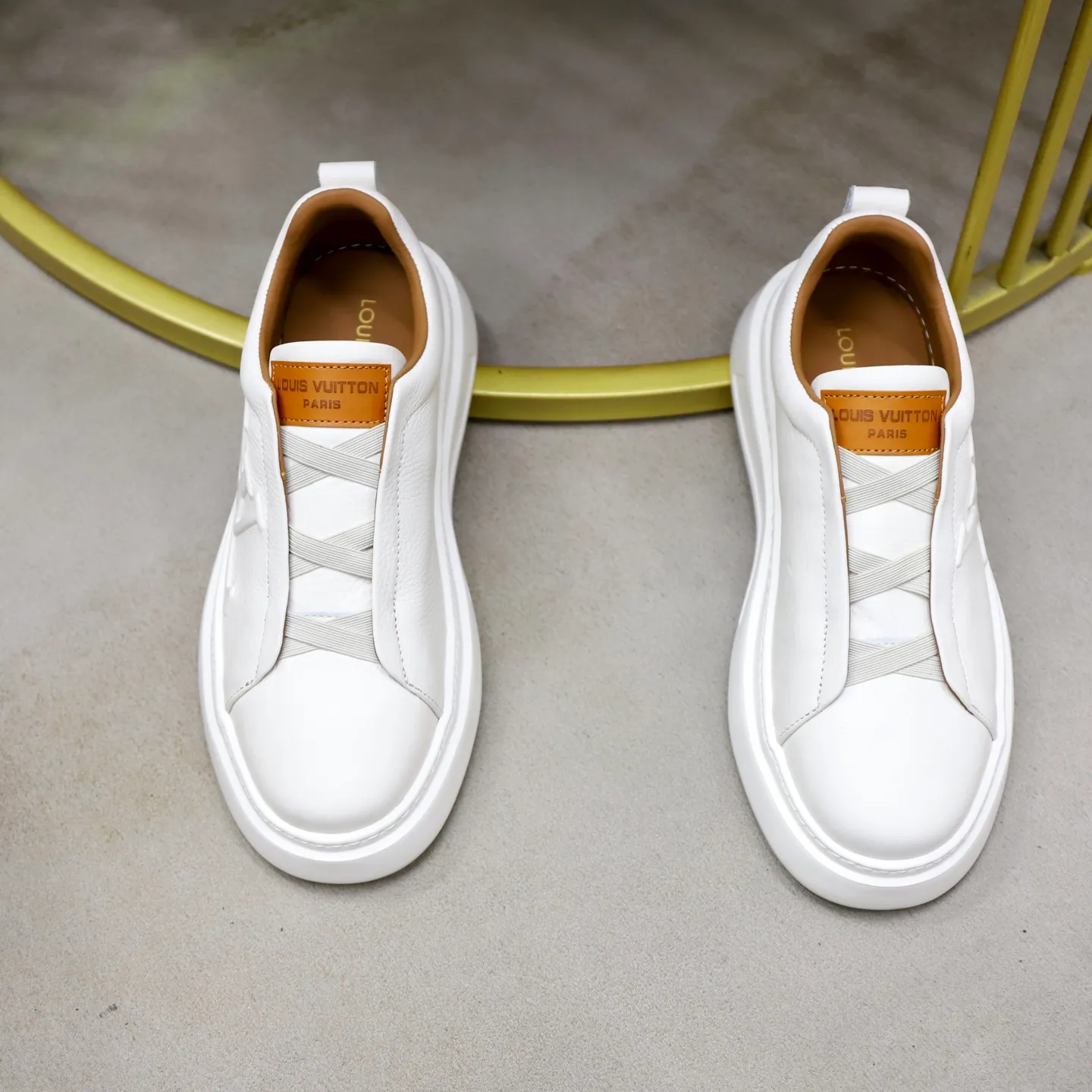 Men's shoes: 480💰🙅‍♂️🙅‍♂️🙅‍♂️ Brand: LV Louis Vuitton Standard code: 38-44 (45 customized) Grade: Same as the official website Material: Original cowhide fabric Comfortable cowhide lining Increased lightness, wear-resistant and soft outsole Style category: Men's fashionable casual shoes Running sneakers Distinguished luxury brand elements Top luxury Color: actual picture color
